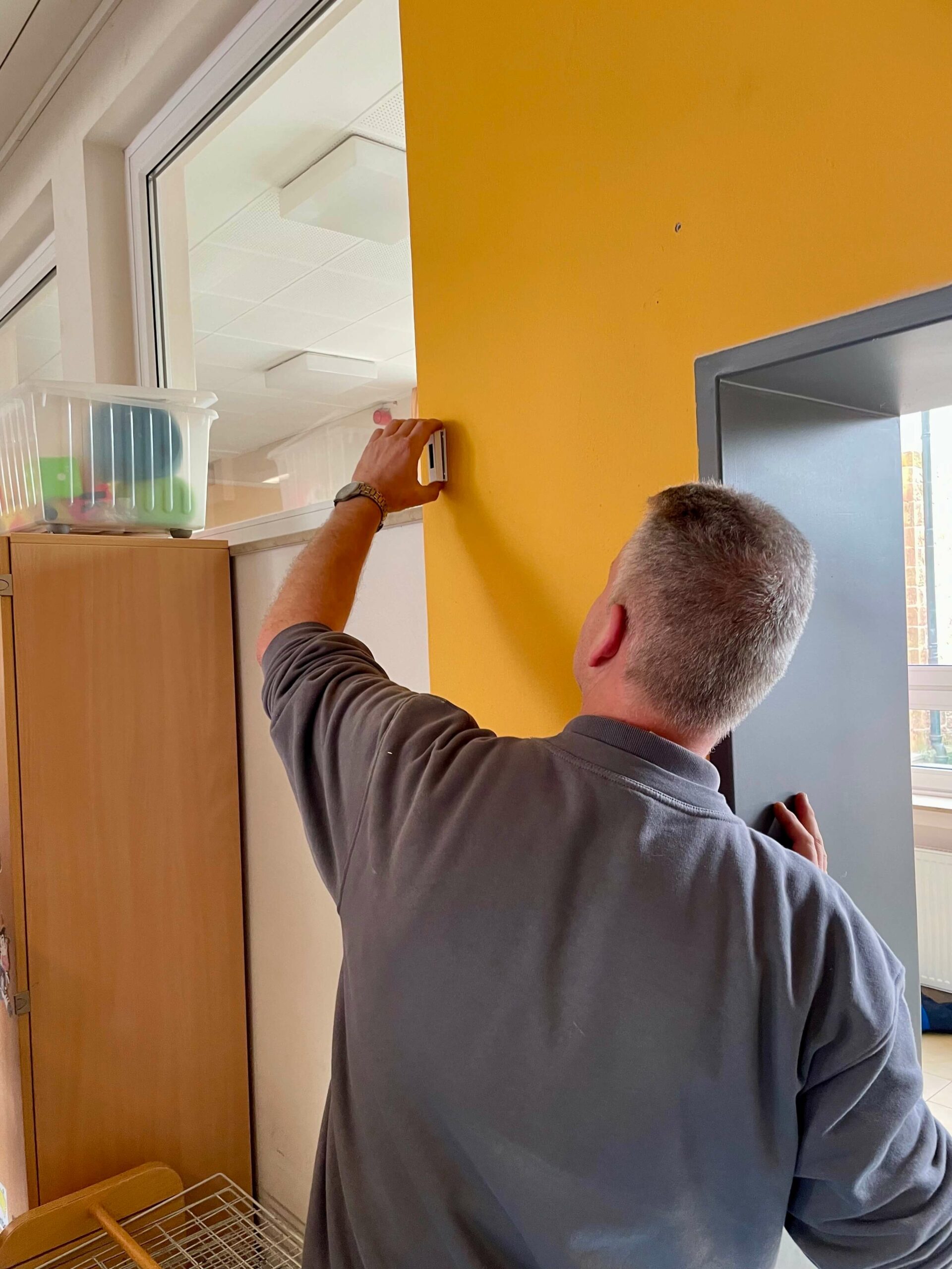 Montage eines funkbasierten Smart Home Temperatursensors.